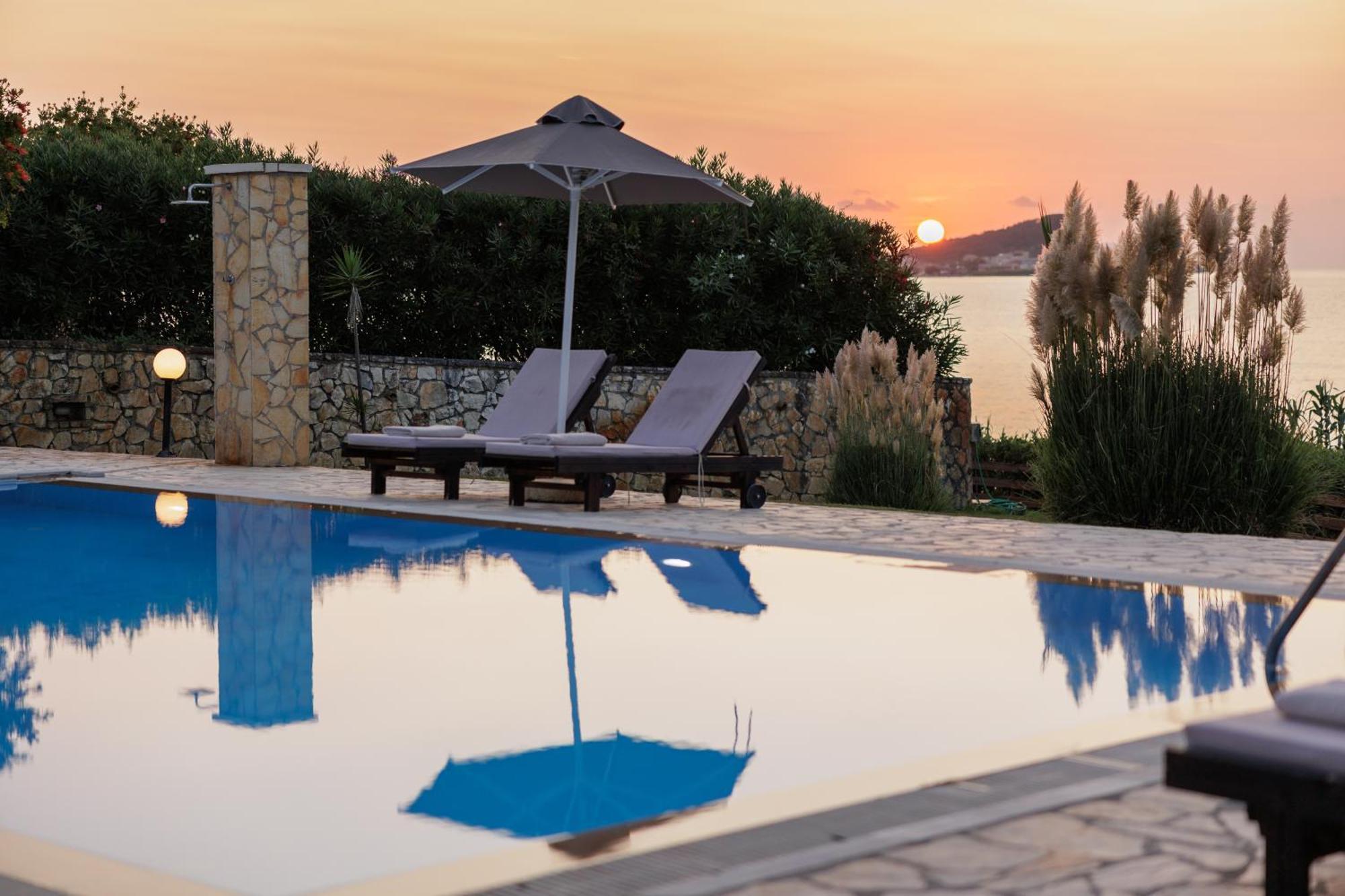 Beachfront Villa Dionysos - With Private Beach Сидари Екстериор снимка